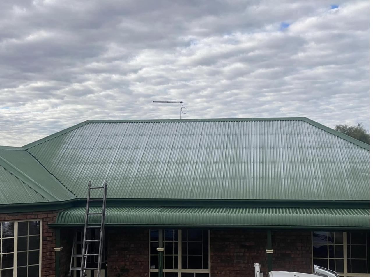 Tired grey Colorbond roof before respray